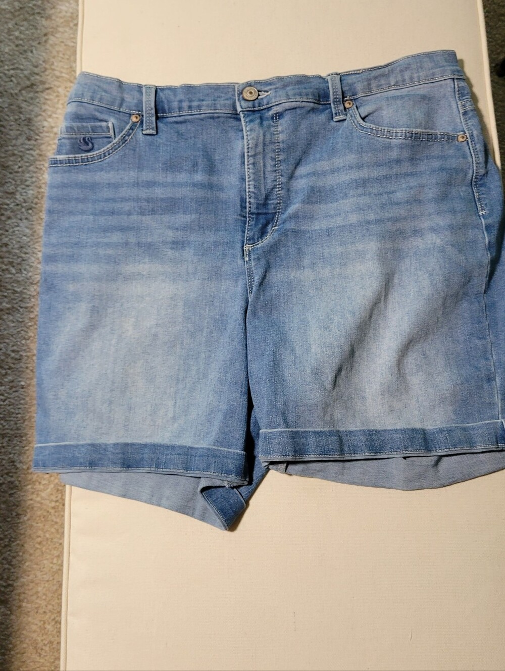 Gloria Vanderbilt Slimming Light Wash Denim Cuffed Jean Shorts